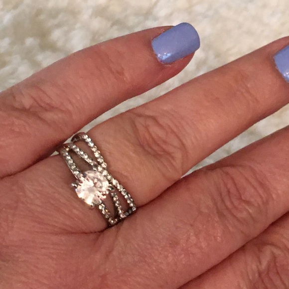 🔴 Criss Cross Sparkly Ring - Picture 4 of 5